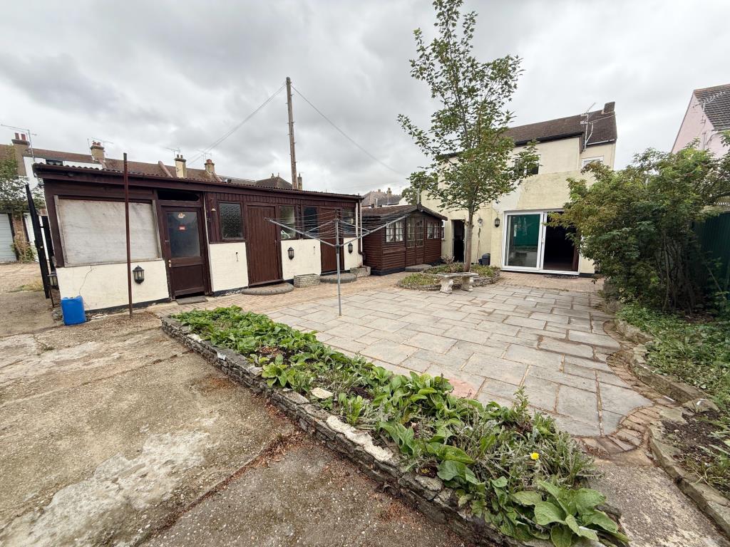 Lot: 176 - HOUSE OF MULTIPLE OCCUPATION FOR IMPROVEMENT - Rear garden with outside storage and side access